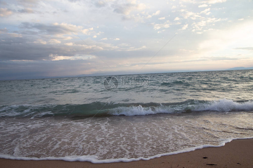 落日余晖中的波浪图片