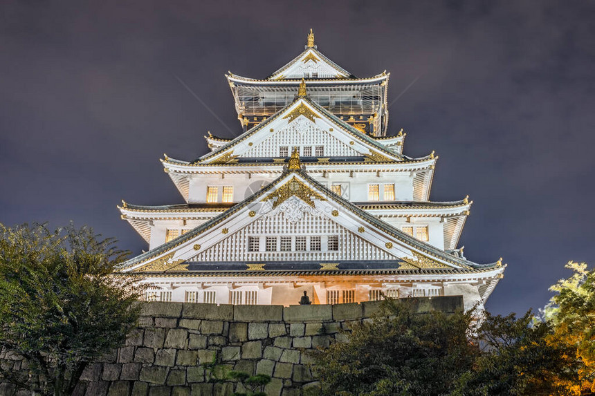 大阪城堡在夜深象征着图片