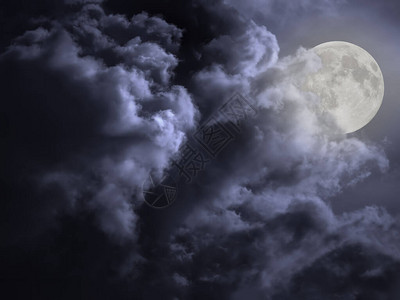 多云的满月夜空背景图片