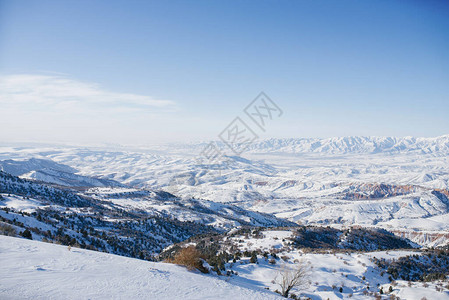 乌兹别克斯坦的天山雪覆盖了天上的天山图片