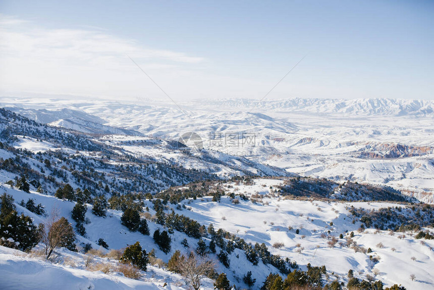 令人惊叹的山冬雪地风景图片