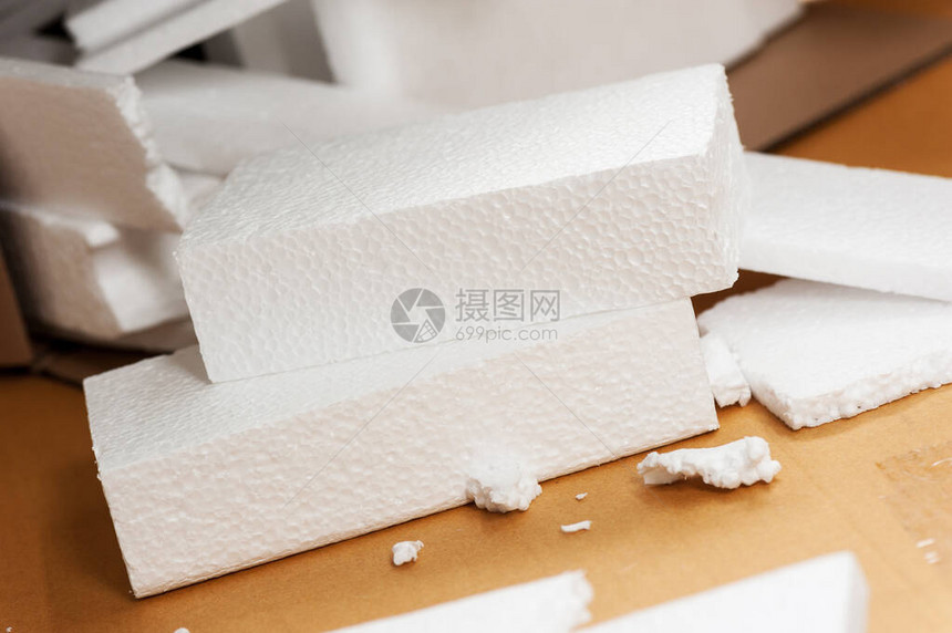 纸板上的特写白色聚苯乙烯泡沫聚苯乙烯泡沫是包装中的缓冲材料工艺应用材图片