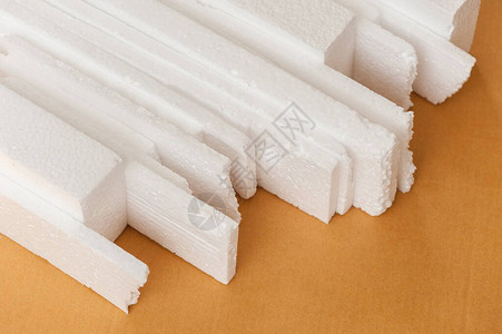 纸板上的特写白色聚苯乙烯泡沫聚苯乙烯泡沫是包装中的缓冲材料工艺应用材图片