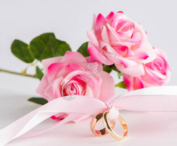 与戒指和玫瑰的婚礼概念图片