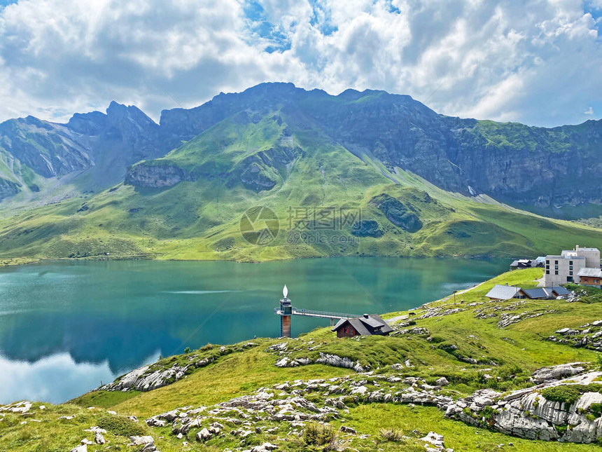 乌里阿尔卑斯山脉群集中的高山湖Melchsee或Melch湖图片