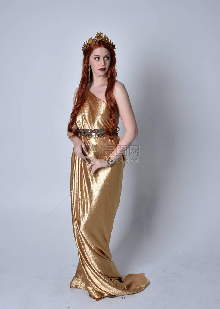 穿着长的希腊花圈和金花环的红发女孩全长肖像图片