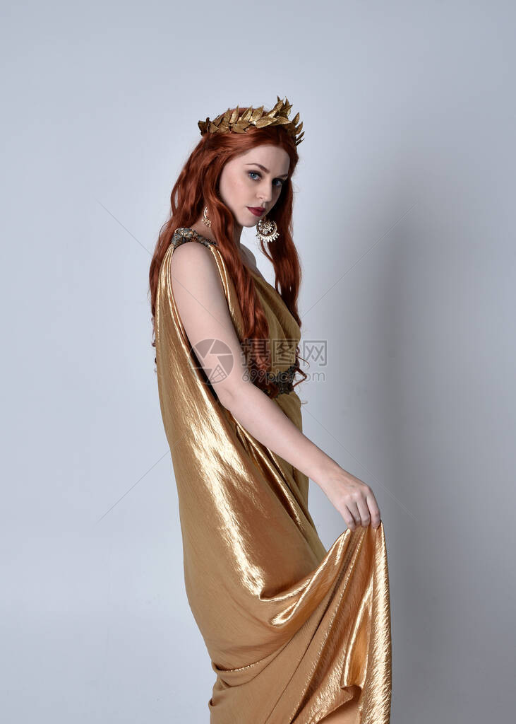 穿着长的希腊花圈和金花环的红发女孩全长肖像图片