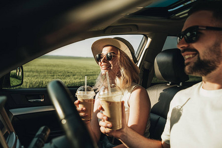 乘坐汽车喝冷咖啡和享受探险旅行的图片