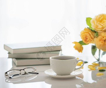 一杯咖啡早上好下午茶时间杯咖啡在书上早上好图片