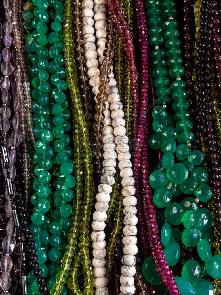 来自不同天然石头的不同珠子由紫水晶玛瑙赤铁矿白蛋石红宝石榴绿玉图片