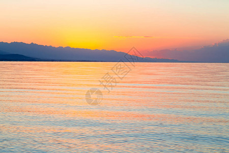 海上太阳的黎明山后初升的太阳图片