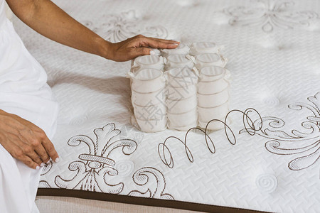 女人手中的床垫材料口袋独立弹簧填充床垫的概图片