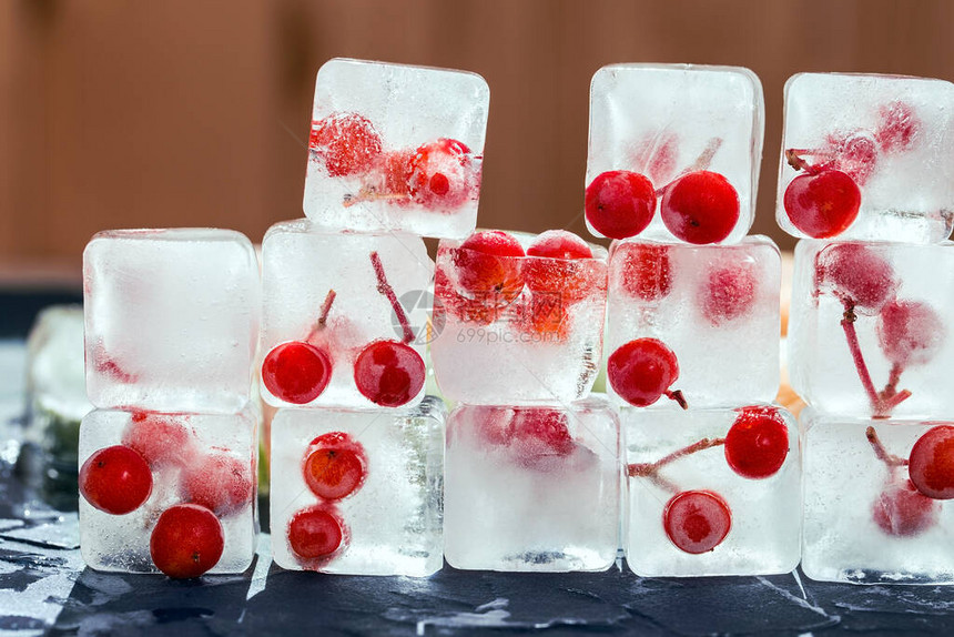 冷冻红色浆果的冰块图片
