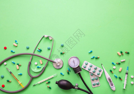 血压计医疗设备和药物在柔和的绿色背景下图片