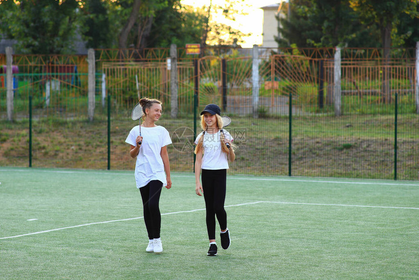 上完课后两个女孩在操场打网球女学生图片