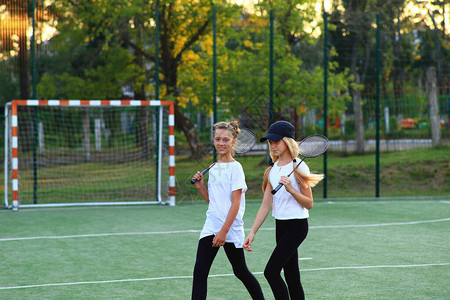 上完课后两个女孩在操场打网球女学生图片