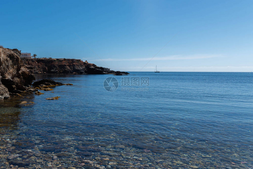 西班牙地中海的落基海岸在阳光明媚清凉的一天图片