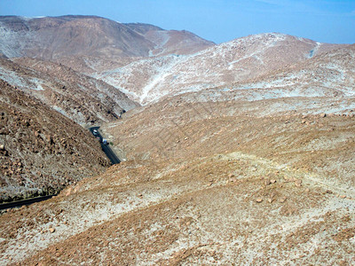 亚里德山脉间带有矿物白颜图片