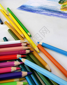 桌子上随意散布的彩色铅笔堆积创造过程艺术儿童绘画培训有选择的重图片