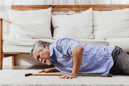 亚裔老人独自躺在家里的地板上摔倒老年人因骨质疏松症或心脏病发作而疼痛和受伤具有医疗保健和治疗理念的背景图片