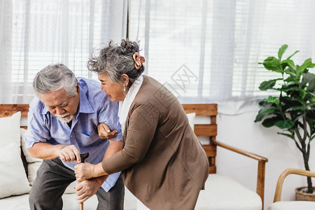 亚洲老人跌倒在家里的地板上老年人因骨质疏松症或心脏病发作而疼痛和受伤具有医疗保健和治疗理念的背景图片