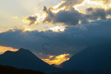 美丽的夕阳在山上山的剪影图片