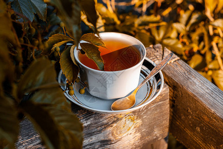 木制阳台上的白瓷茶杯图片