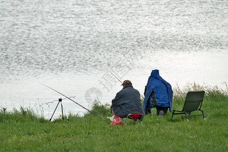 两个人在湖岸边钓鱼图片