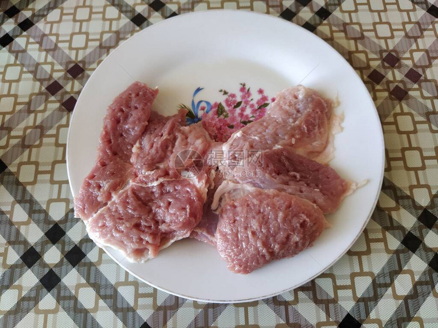 盘子上的生肉块图片