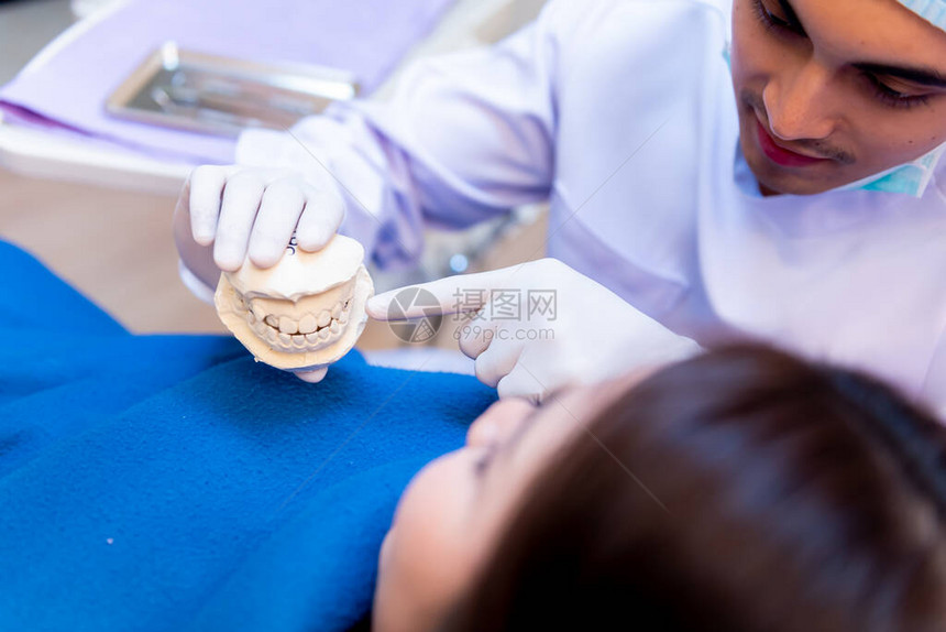 牙科和牙齿保健亚洲患者的牙医检查牙齿医生的活方式和在图片