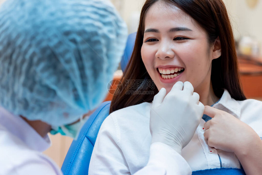 牙科诊所的牙科和牙齿保健概念牙医为年轻的亚洲图片