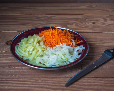 一套用于烹饪的切碎蔬菜沙拉闭合和木图片