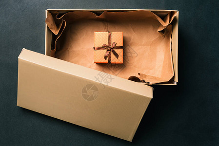 开着纸板盒和深色背景的礼物箱内有弓的礼品盒节日生日和图片