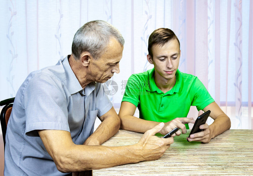 一个年轻人把电话的事告诉了他的祖父图片