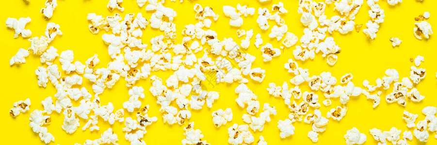 在黄色背景上散落的爆米花概念系列电影体育班纳平底图片
