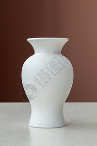 棕色背景上的白色花瓶图片