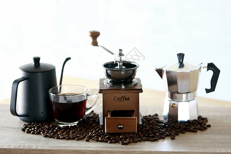 配咖啡豆和DripKettleSet的手图片