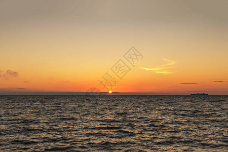 日落时分的芬兰湾浪漫的夜晚夏天图片