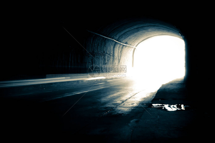 明亮的光线进来的旧黑暗潮湿隧道通往光明的道路通往成功未图片