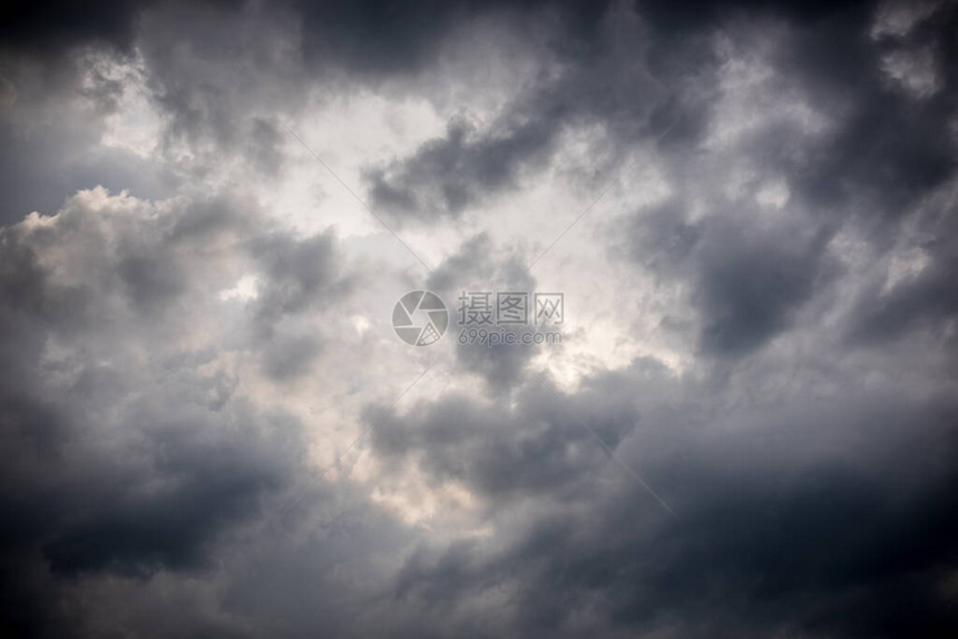 夏日傍晚的暴风雨云暴风雨前的多雨天空图片