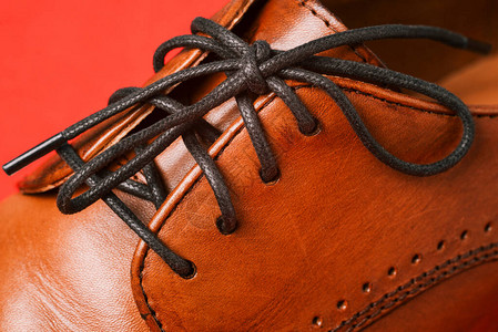 皮鞋贴近衣着细节男子鞋是棕色的图片