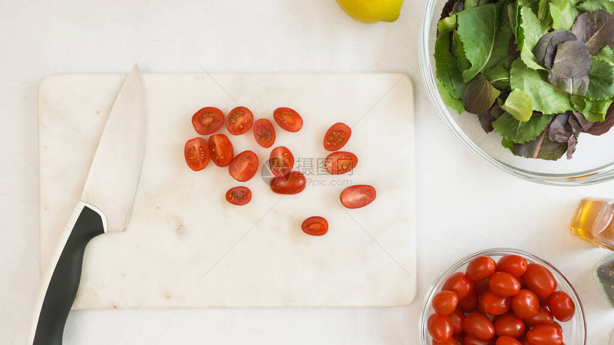 樱桃西红柿在切菜板上平躺着生菜沙拉图片