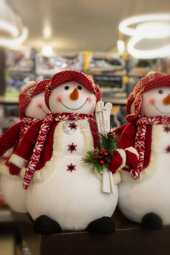 穿着红色夹克和帽子的快乐大雪人带着滑雪板圣诞装饰木偶雪人冬天圣诞图片