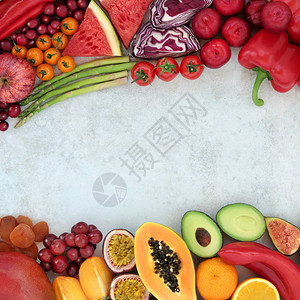 富含番茄红素的健康食品与用于免疫防御的水果和蔬菜接壤图片