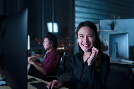 年轻的泰国亚洲客户服务运营商在呼叫中心工作夜班图片