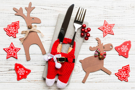 餐巾用具节日装饰品和木制驯鹿的顶端景象关闭圣诞节图片