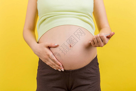 孕妇注射胰岛素以控制含糖量的植入图象图片