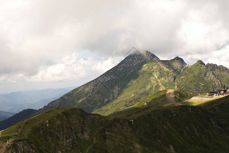 阿尔卑斯山草甸宁静的夏日景色山谷村庄景观夏天山村景色山中的村庄图片