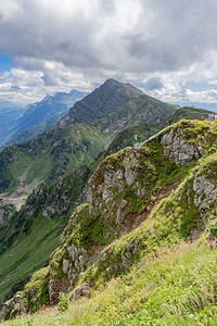 阿尔卑斯山草甸宁静的夏日景色山谷村庄景观夏天山村景色山中的村庄图片