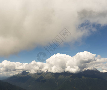 阿尔卑斯山草甸宁静的夏日景色山谷村庄景观夏天山村景色山中的村庄图片